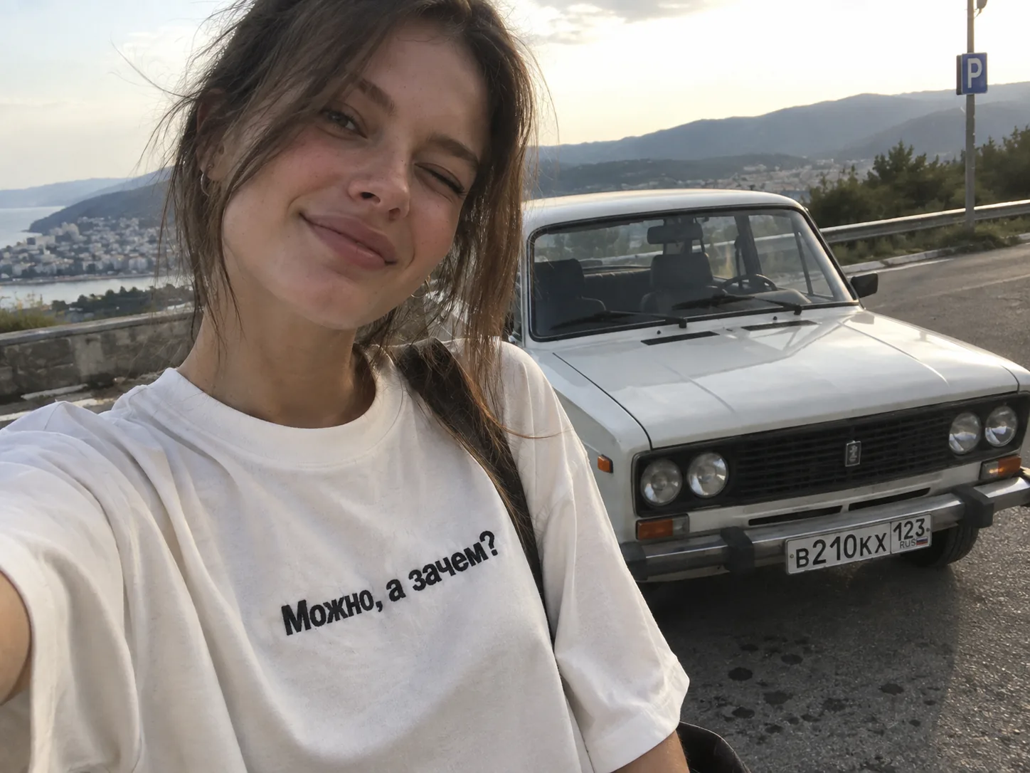 Мужчина в графитовой оверсайз-футболке с небольшой вышитой фразой «Можно, а зачем?» на груди